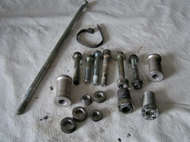 Honda CBR 600 F 4 99 00 2000  des guides de rouede la roue arrière,. rear wheel