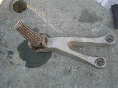 KAWASAKI ZX9R ZX-9R NINJA ZX900 E1 E2 99 > 01 Platine et repose pied gauche AR,