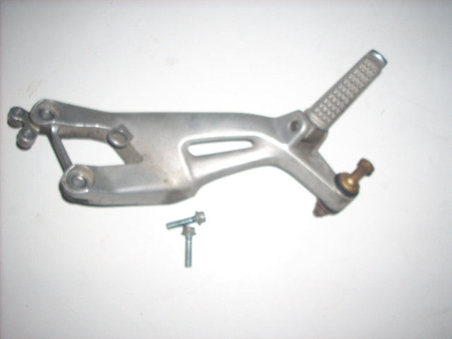 CBR1100 XX Honda Super Blackbird 2002 (97-03) Platine et repose pied droite AR,a