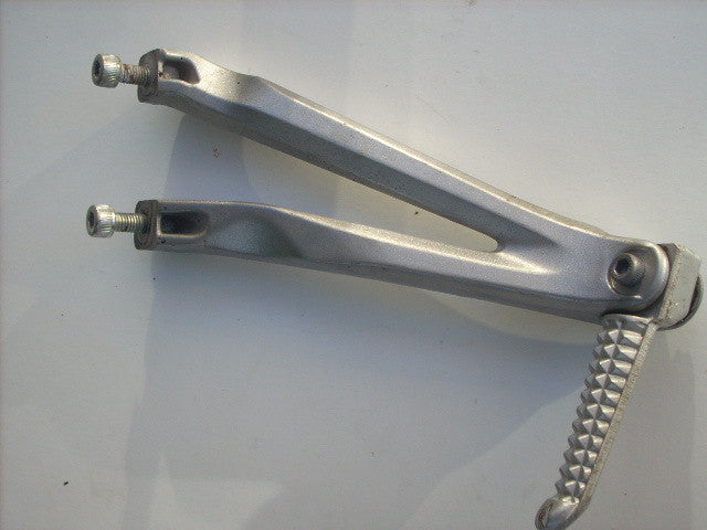 Yamaha YZF R1 2007-2008 4C8 07-08 Platine et repose pied droite AR,arriere, pass