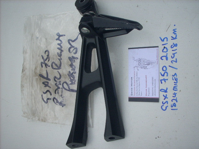 Suzuki GSXR 1000 11-15 L2-5 Platine et repose pied droite AR,arriere, passager,