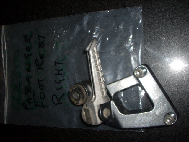 2004 Kawasaki ZZR 600 ZX E11, repose pied AR droite,arriere, passager passanger