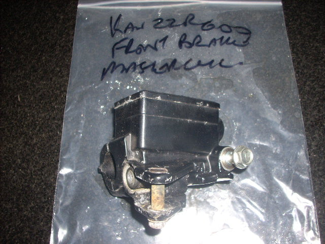 2004 Kawasaki ZZR 600 ZX E11, maitre-cylindre de frein AV sans levier, FRONT BRA