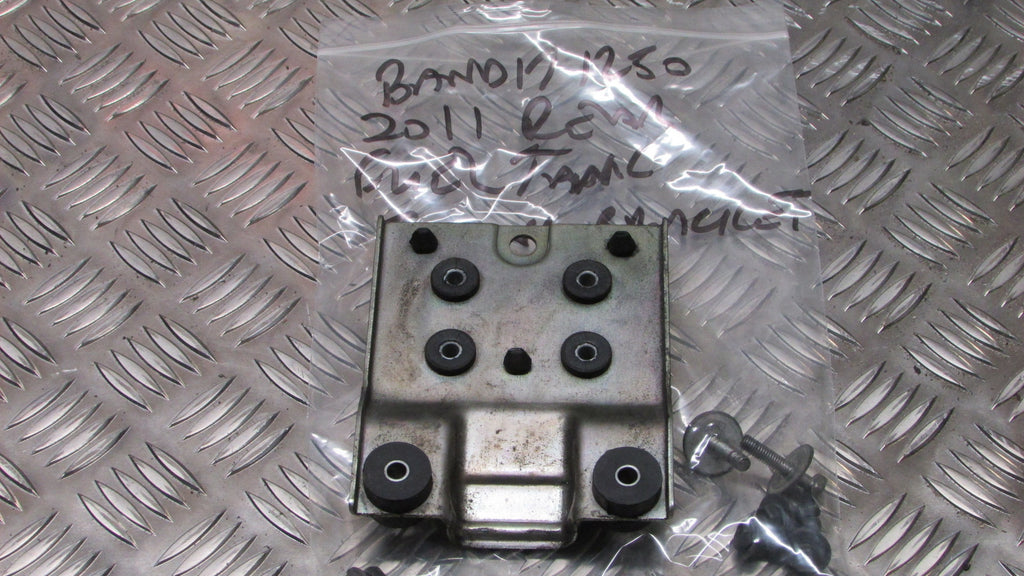 Suzuki Bandit GSX 1250 FA ABS 2011,L1,VIS Ecrou Goujon de fixation reservoir ess