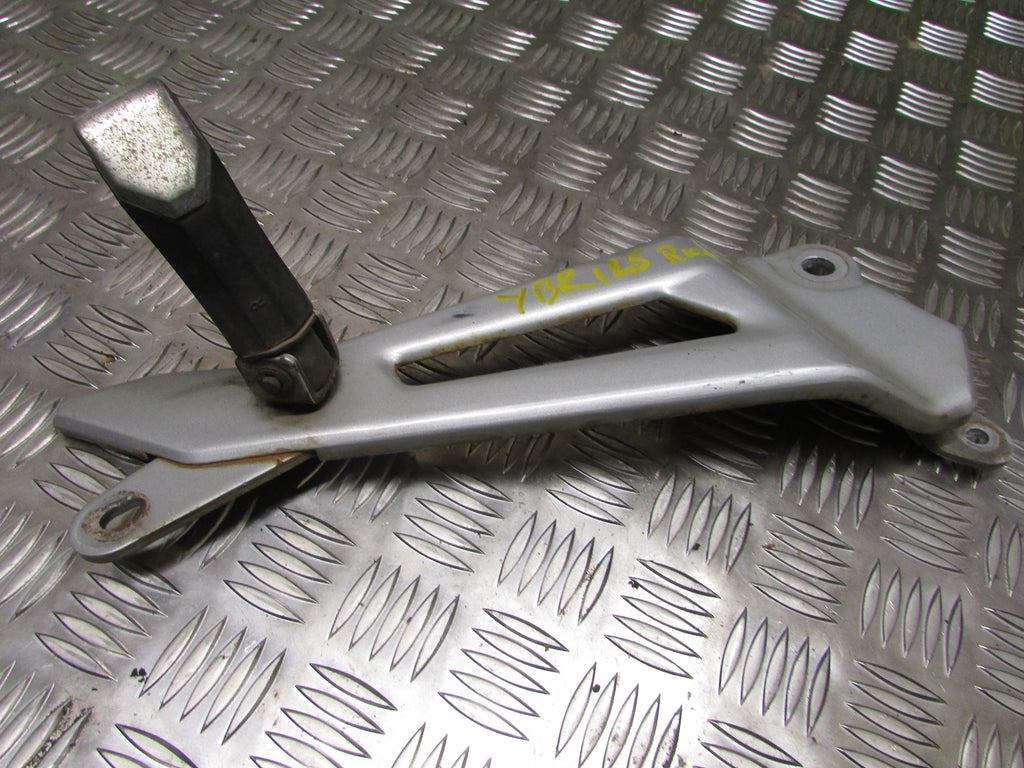 Yamaha YBR 125 2010>2016 Injection,repose pied AR droite,arriere, passager, pass