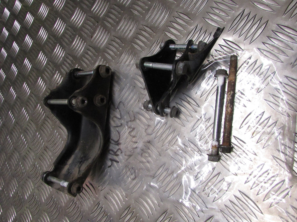 Yamaha YBR 125 2010>2016 Injection,Vis Suport moteur,,engine mounts bolts nuts s