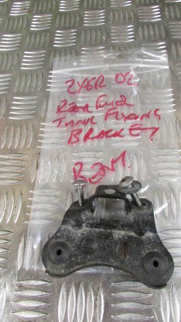 KAWASAKI NINJA ZX6R ZX-6R J1 J2 2000/2 VIS Ecrou Goujon de fixation de le reserv