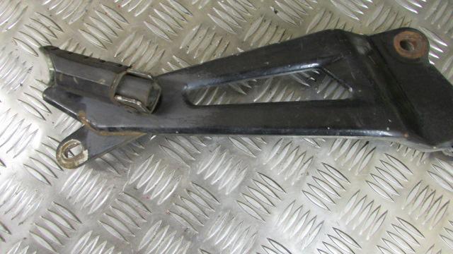 Yamaha YBR 125 2011, 2010>17 ,repose pied AR droite,arriere, passager, passanger