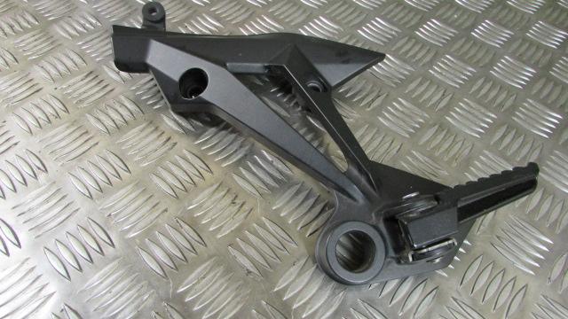 KAWASAKI Z750R, ZR750NBF,2011(OK 08/17)repose pied et platine AR gauche,arriere,