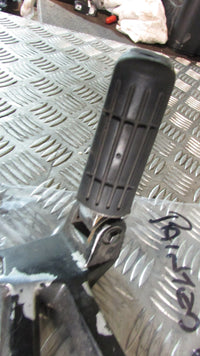 Yamaha Fazer FZS 600 2000 (1998/2003) RJ021 repose pied et platine AR gauche,arr