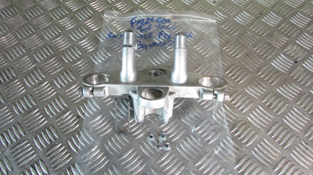 Yamaha Fazer FZS 600 2000 (1998/2003) RJ021 T de Fourche Supérieur, attache de g