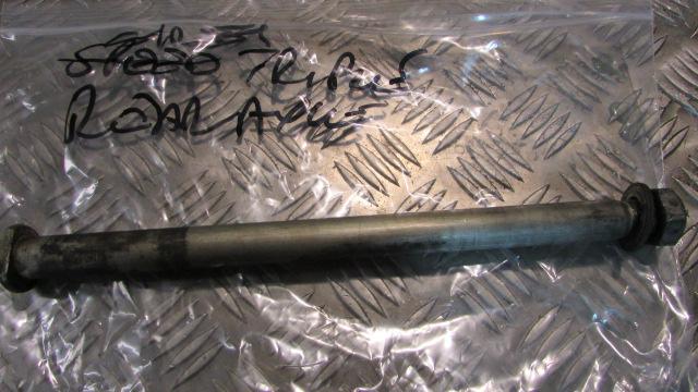 Triumph Street Triple 675 2014 ,Axe de rue arrier,,rear wheel axle, spindle,