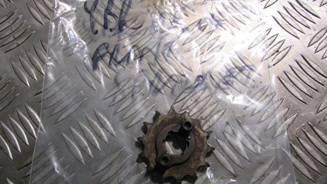 Yamaha YBR 125 2008, 2005>17 pignon avant et écrou de fixation, l'axe de sortie