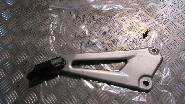 Yamaha YBR 125 2008, 2005>17 Platine et repose pied gauche AR,arriere, passager,