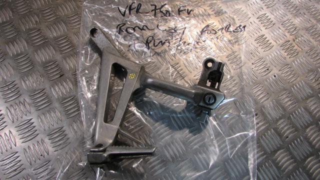 Honda VFR 750 FV RC36 1997, Platine et repose pied gauch AR,arriere, passager,,