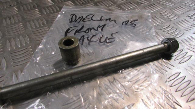Daelim 125 Roadwin 2005 axe de la rue avant,, front axle spindle FRONT WHEEL AXL