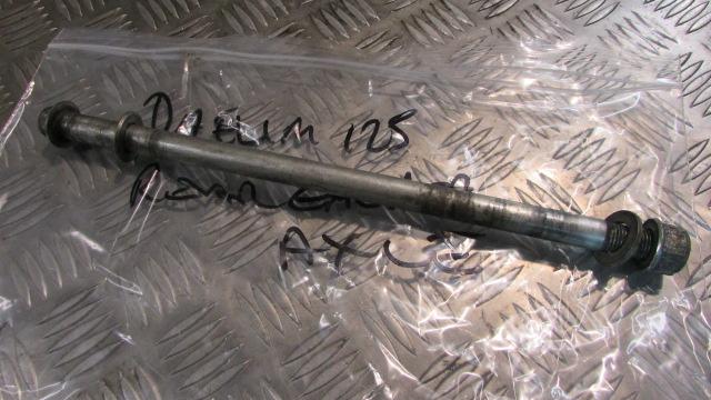 Daelim 125 Roadwin 2005 ,Axe de rue arrier,,rear wheel axle, spindle,