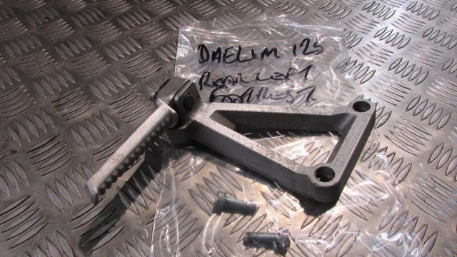 Daelim 125 Roadwin 2005 repose pied AR gauche,arrier pasager,rear left foot rest