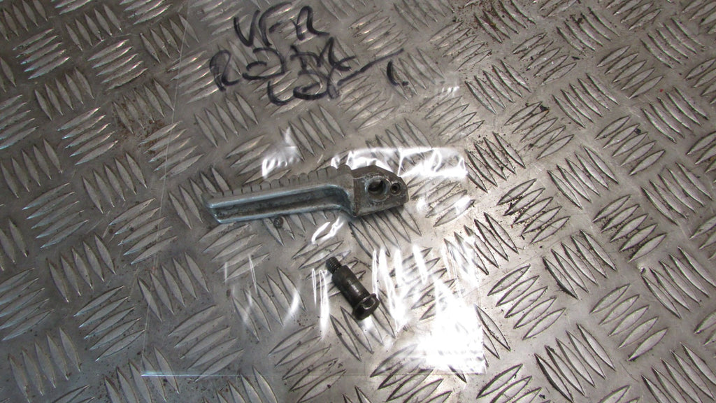 Honda VFR 750 RC24 1988 repose pied AR gauche,arrier pasager,rear left foot rest