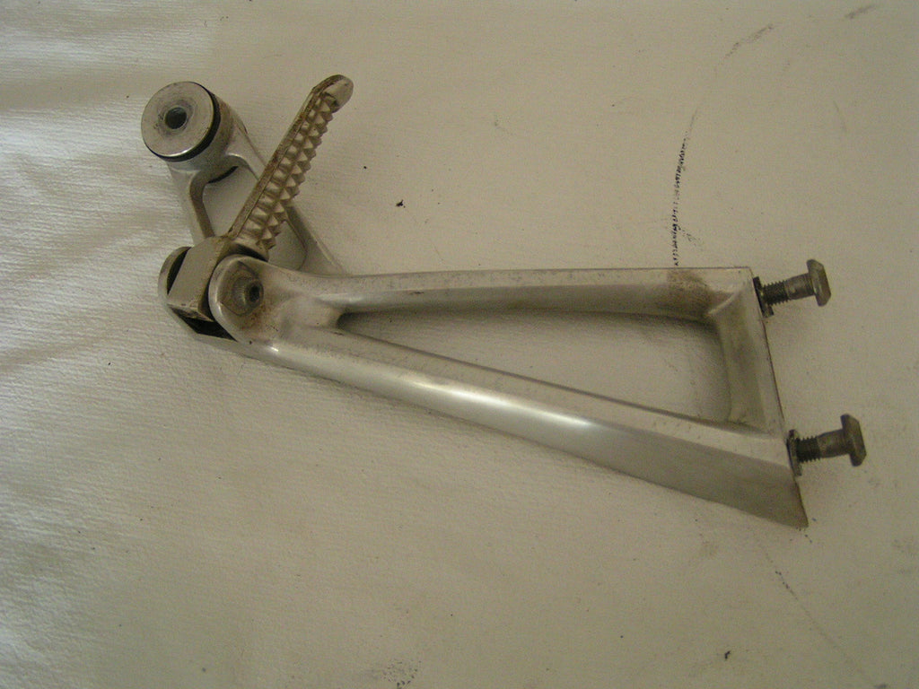 Yamaha YZF R6 RJ RN 04 03 05,  repose pied et Platine AR droite arriere, pasager