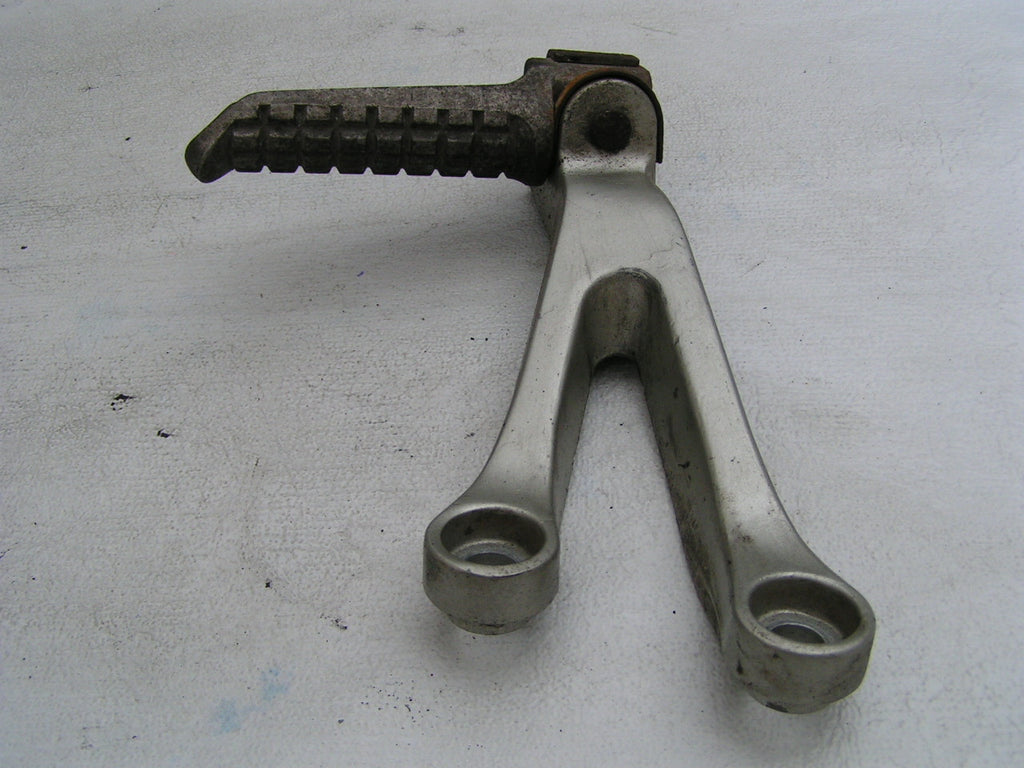 Kawasaki ZX9R 99 C2,  repose pied et Platine AR gauch,arriere, pasager, foot res