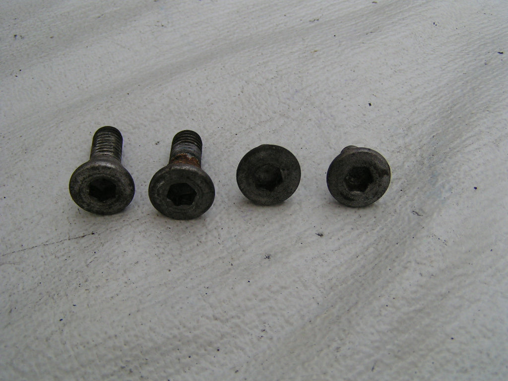 Kawasaki ZX9R 99 C2,  vis guérir vis de la plaque (x4), FOOT REST FIXING SCREW X