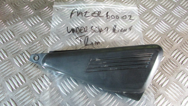 Yamaha Fazer FZS 600 2002 RJ21 carénage cache droite sous le siege et reservoir,