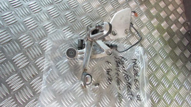 Yamaha Fazer FZS 600 2002 RJ21 Platine et repose pied droit,et frein arrière ,,F