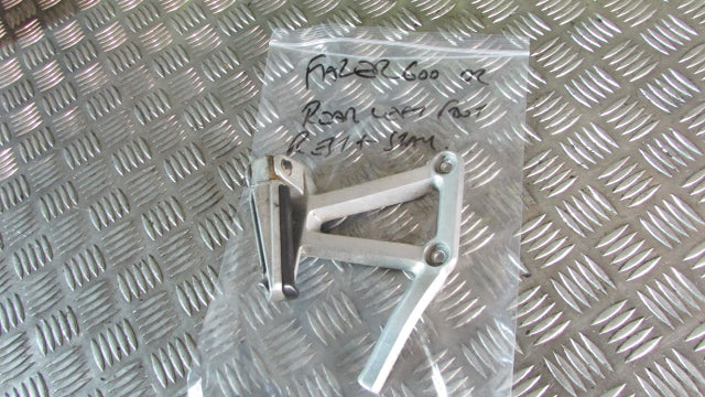 Yamaha Fazer FZS 600 2002 RJ21 Platine et repose pied gauch AR,arriere, passager