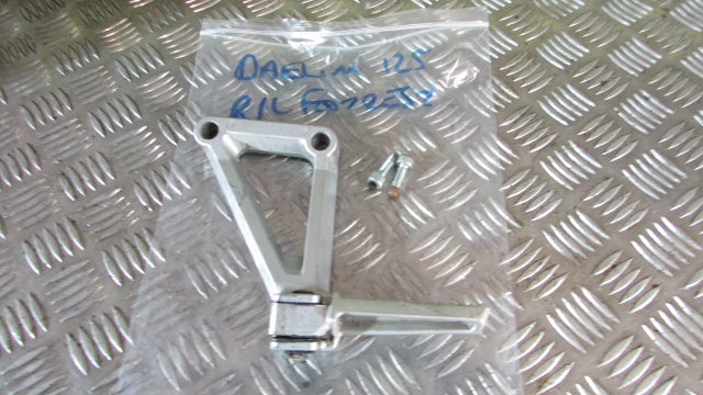 Daelim Roadwin 125 VJ BA4 2004/7 repose pied et platine AR gauche,arriere, passa