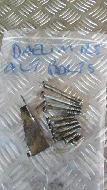 Daelim Roadwin 125 VJ BA4 2004/7 VIS Ecrou Goujon de fixation pour la carter de