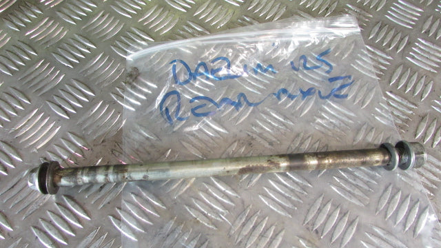 Daelim Roadwin 125 VJ BA4 2004/7 Axe de rue arrier,,rear wheel axle, spindle,