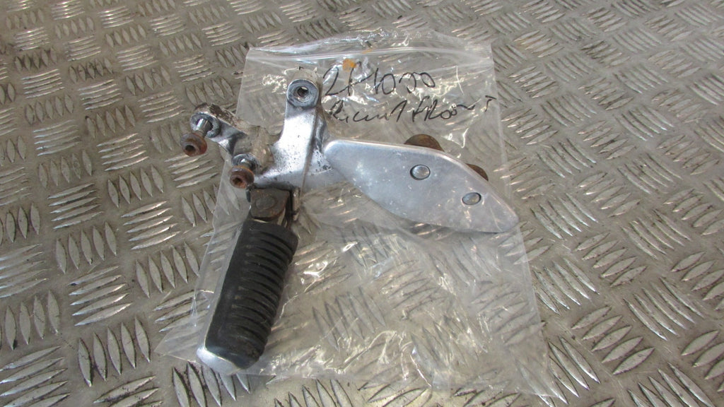 Yamaha Thunder Ace YZF1000R 4VE 1996>2003 Platine et repose pied AV avant droite,,FOOT REST HANGER and foot rest front right OEM