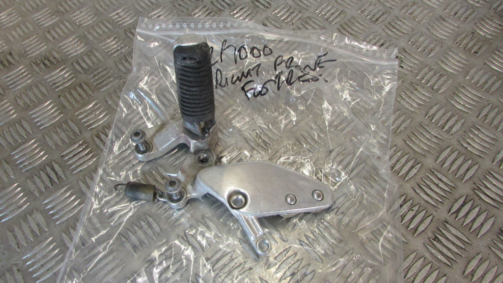 Yamaha Thunder Ace YZF1000R 4VE 1996>2003 Platine pour repose pied gauche,épaule légèrement courbé, noir,FOOT REST HANGER bracket left, shoulder slightly bent, black Fußrastenanlage hinten OEM