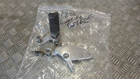 Yamaha Thunder Ace YZF1000R 4VE 1996>2003 Platine pour repose pied gauche,épaule légèrement courbé, noir,FOOT REST HANGER bracket left, shoulder slightly bent, black Fußrastenanlage hinten OEM