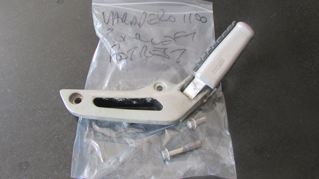 Yamaha Virago XV1100 3LP 1990 repose pied AR gauch ,arrier pasager,,rear left foot rest