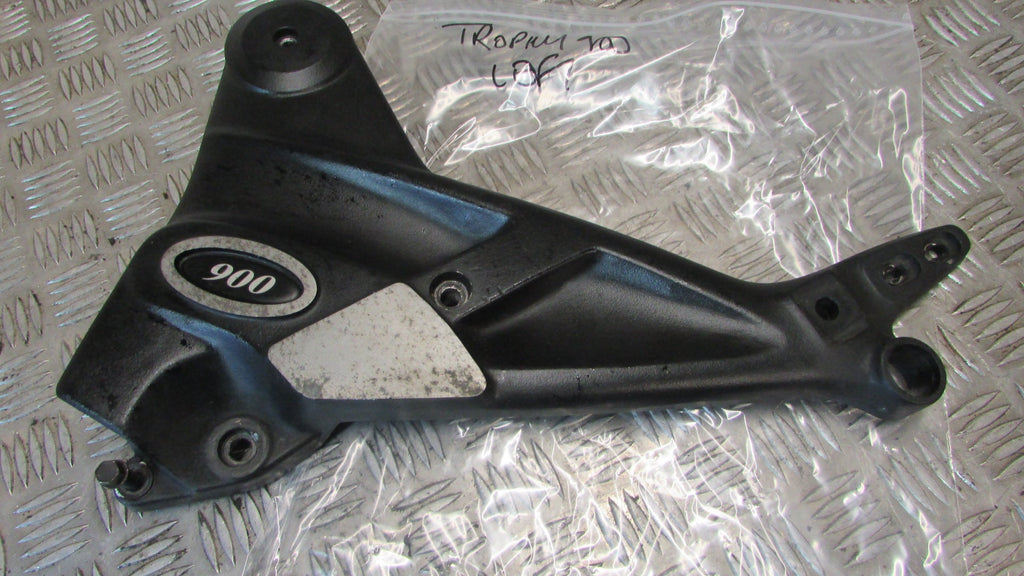 Triumph Trophy 900 T336 repose pied platine gauche, passanger foot rest mounting