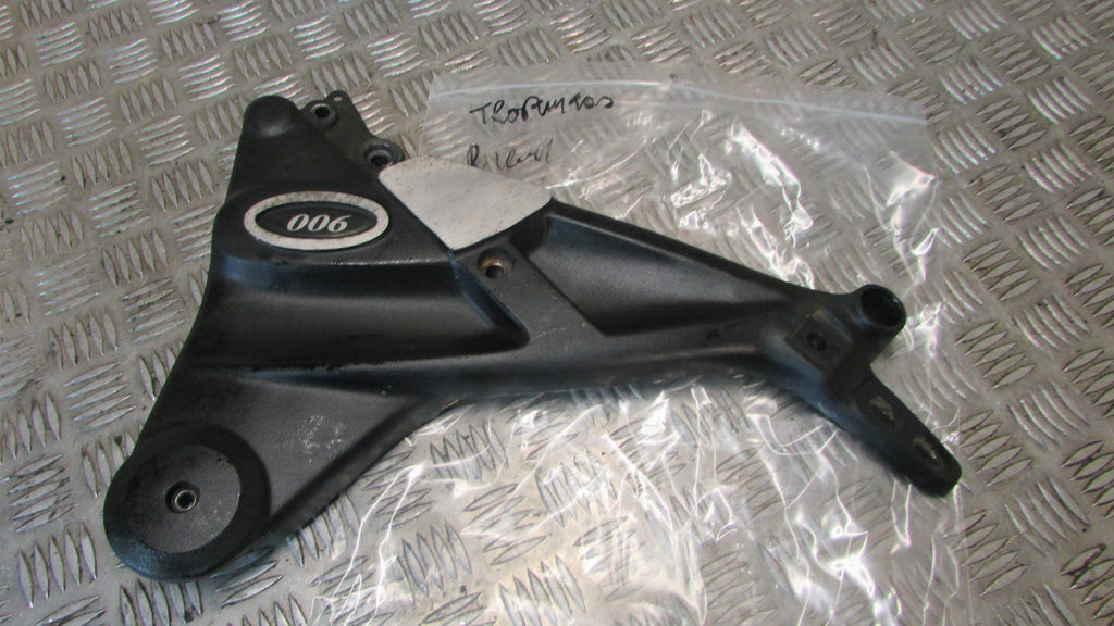 Triumph Trophy 900 T336 repose pied platine droit, passanger foot rest mounting