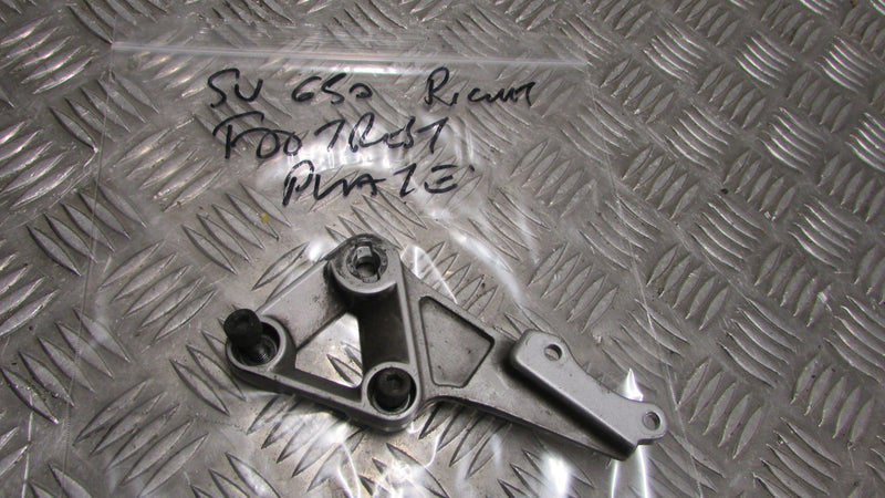 Suzuki SV 650 2002, 99/02 Platine pour repose pied droit,,FOOT REST HANGER right
