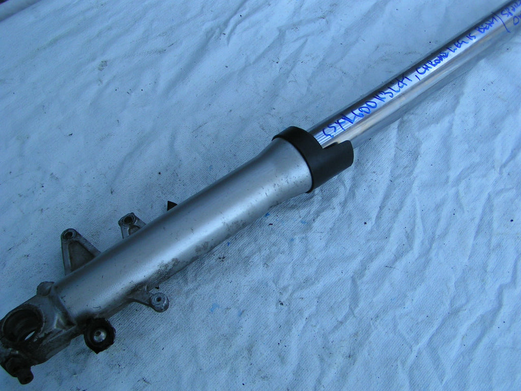 * GSXR 600 K3 fourches avant gauche, endommagé pour les pièces seulement voir le