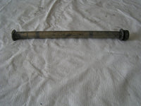 Triumph 955i Daytona,  Axe de rue arrier, rear wheel axle, spindle,