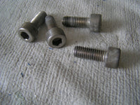 Triumph 955i Daytona,  vis platine repose pied avant (x4), FOOT REST FIXING SCRE