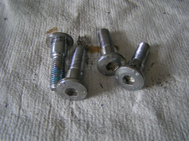 Triumph 955i Daytona,  Vis pour disque de frein arriere AR, rear disc bolts x4