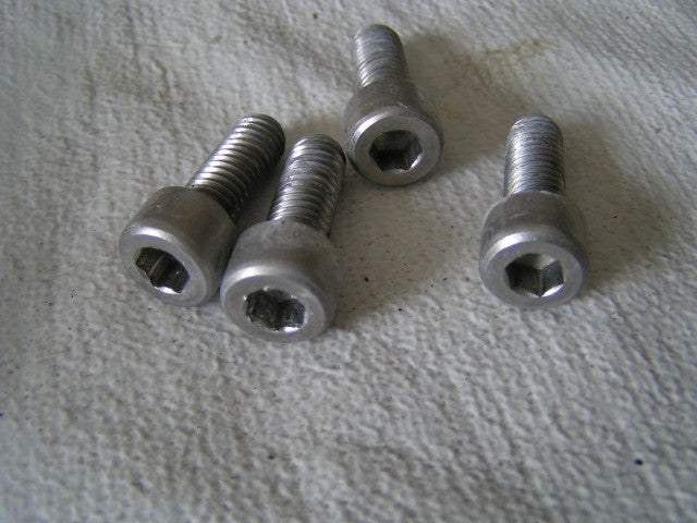 Triumph 955i Daytona,  vis platine repose pied arriere (x4), rear REST FIXING SC