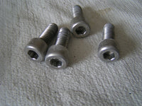 Triumph 955i Daytona,  vis platine repose pied arriere (x4), rear REST FIXING SC