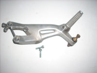 CBR1100 XX Honda Super Blackbird 2002 (97-03) Platine et repose pied droite AR,a