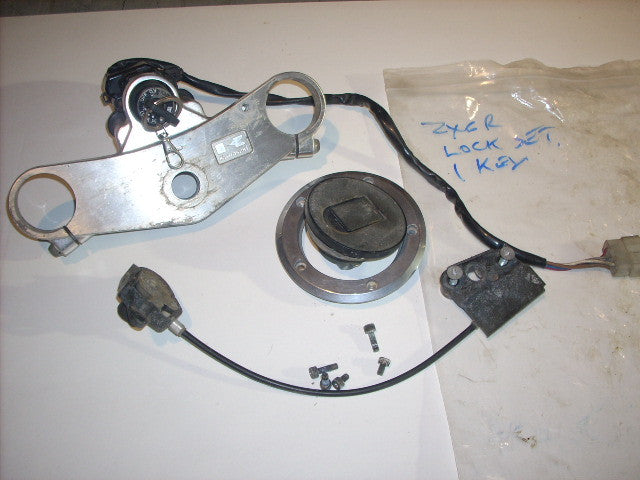 KAWASAKI NINJA ZX6R ZX-6R J1 J2 2000 2001 2002 kit serrure , avec bouchon de rés