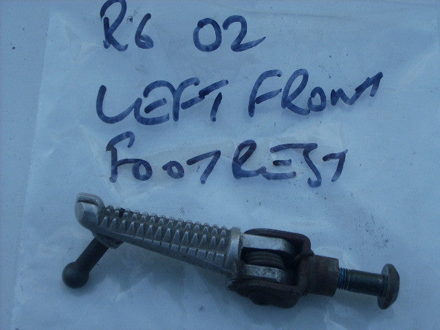 Yamaha YZF R6 5EB 99/02 repose pied AV GAUCHE, foot rest front reft , Fußrastena