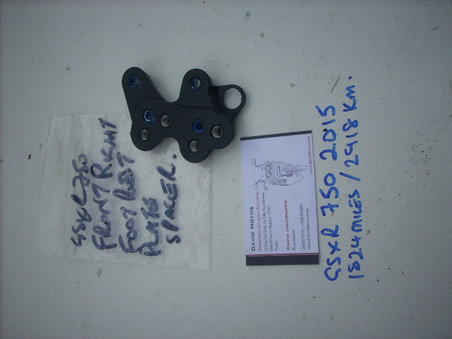 Suzuki GSXR 1000 11-15 L2-5 Platine pour repose pied droit, entretoise FOOT REST