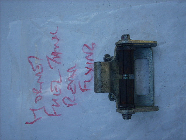 Honda Hornet CB 900 F 2H CS48 02>07, VIS Ecrou Goujon de fixation de le reservoi